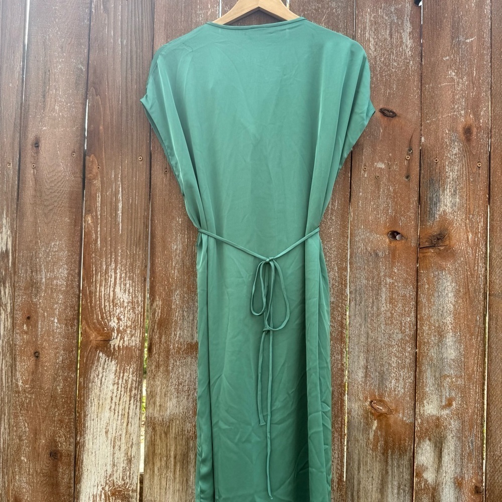 H&M Women’s Chic Green Satin Sleeveless Shirt Maxi Dress Size Medium - Picture 9 of 13